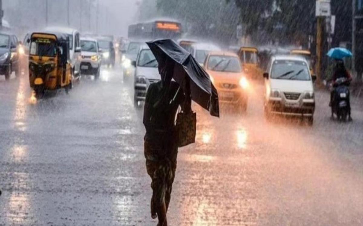 UP में बदला मौसम का मिजाज, तेज आंधी के बाद इन इलाकों में जनजीवन प्रभावित