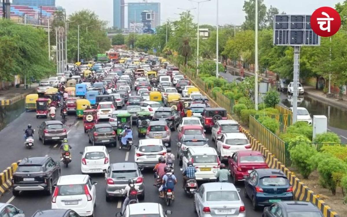 नोएडा में बारिश के कारण सड़को पर दिखा भारी जाम, सड़के बनी तालाब