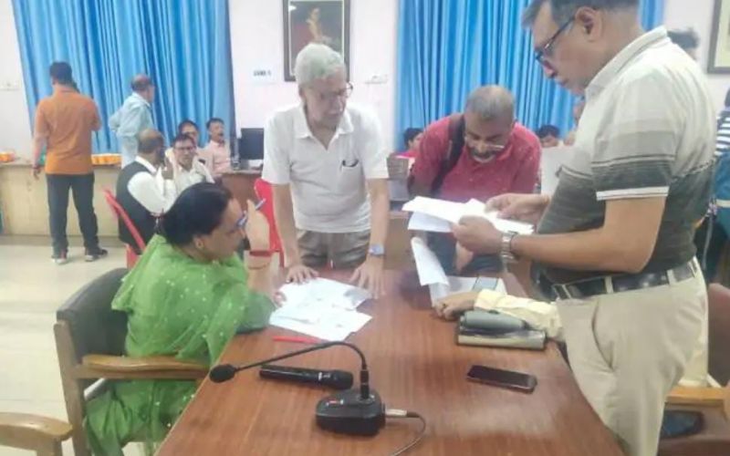 अधिकारियों की बड़ी लापरवाही, बिना हाउस टैक्स सही किए लोगों को भेजा वापस