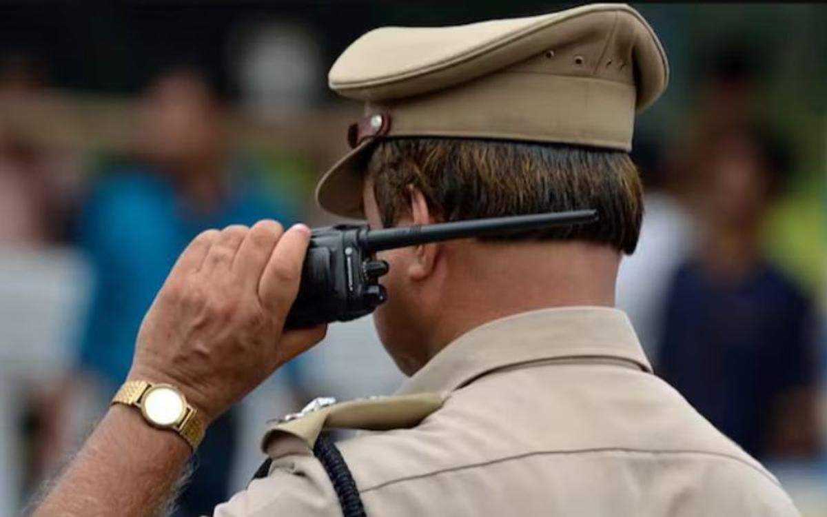 दबंगों ने दरोगा व हेड कांस्टेबल पर चढ़ाई थार कार