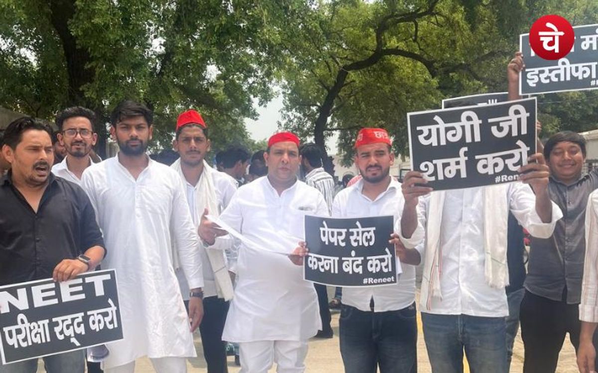 नीट परीक्षा धांधली के खिलाफ सड़क पर उतरे सपाई, दादरी में प्रदर्शन