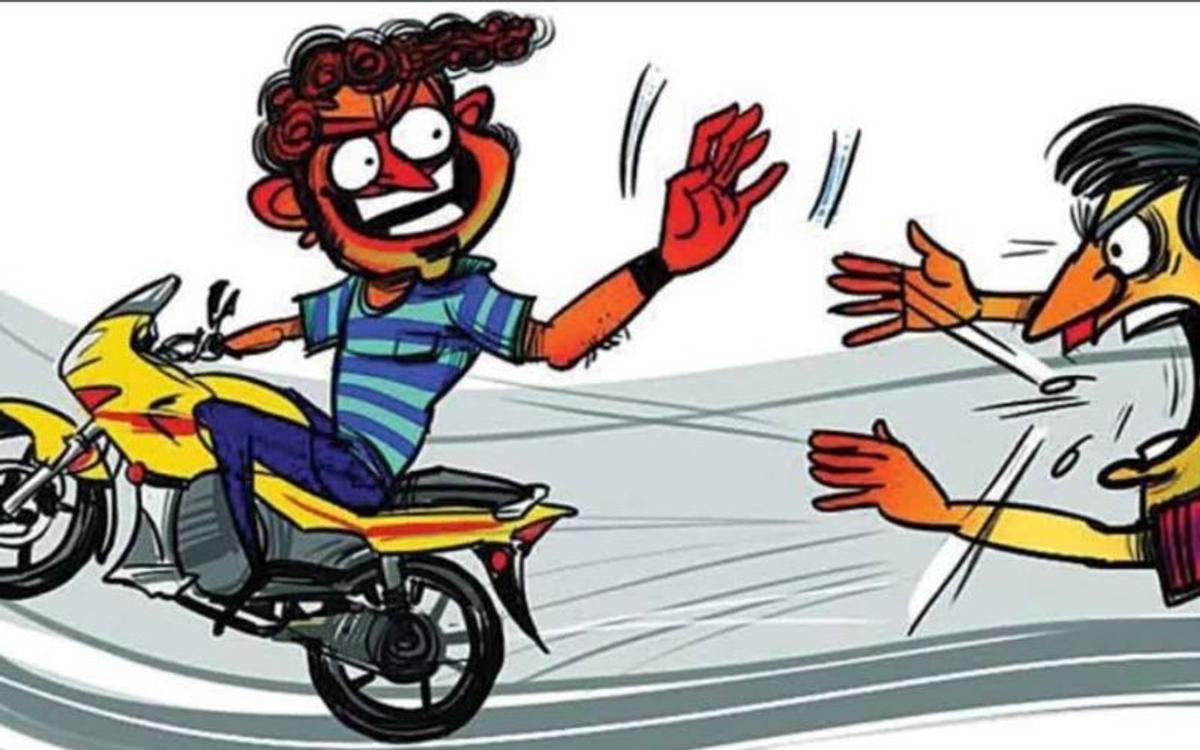 टेस्ट ड्राइव के बहाने दो बदमाश बाइक करते थे चोरी, पुलिस ने धर दबोचा