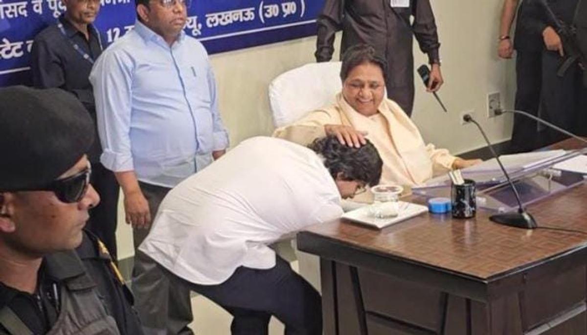नई रणनीति के तहत मायावती ने आकाश आनंद को फिर से दी बड़ी जिम्मेदारी