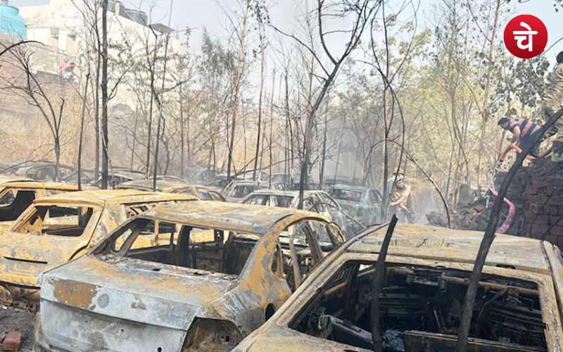 नोएडा के कार सर्विस सेंटर में लगी भीषण आग, कई गाड़ियां जलकर खाक