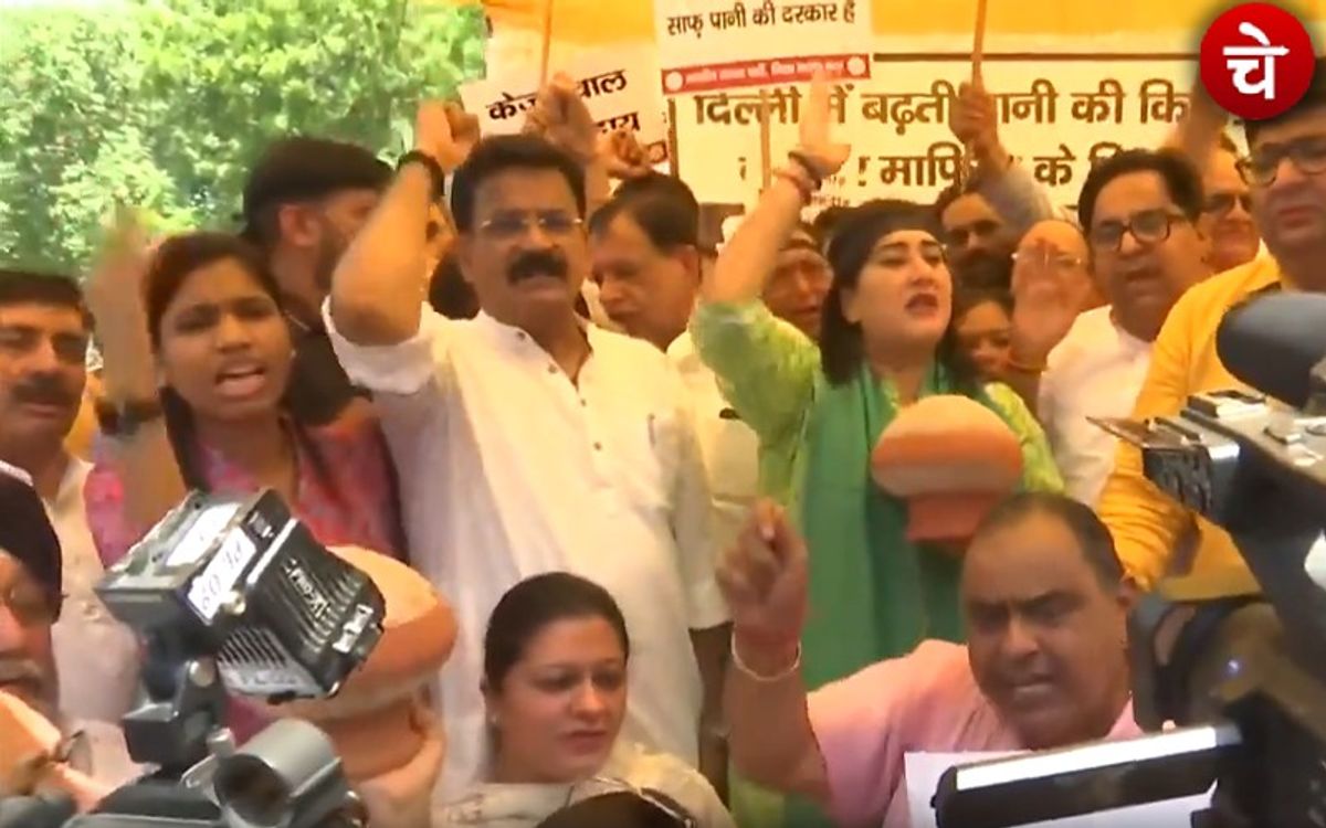 दिल्ली में बीजेपी का मटका फोड़ प्रदर्शन,संजय सिंह ने दिया जवाब