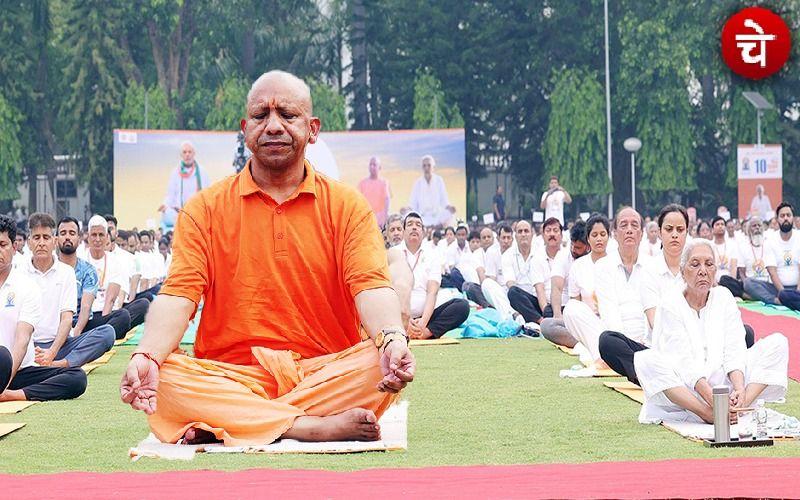 लखनऊ में राज्यपाल के साथ मुख्यमंत्री योगी ने किया योग
