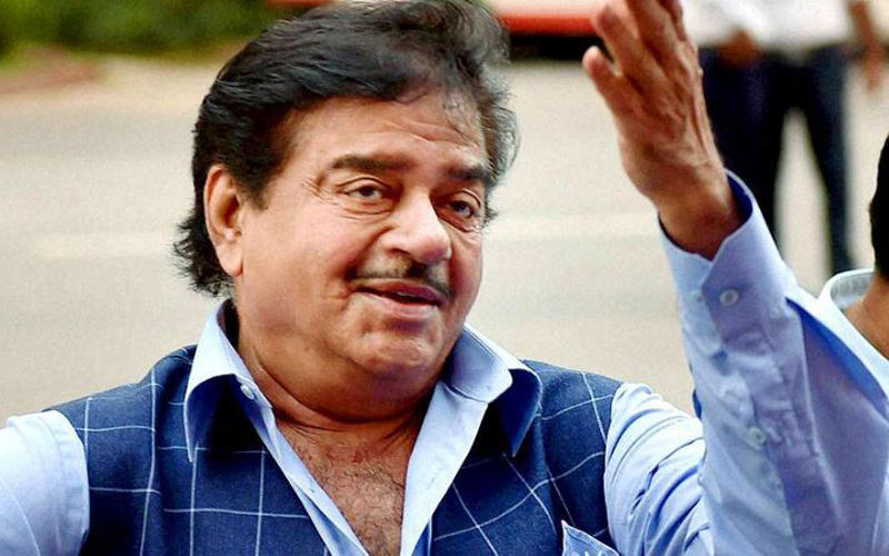 हॉस्पिटल में एन्जॉय करते नजर आए बिहारी बाबू, कहा- सारे विवादों...