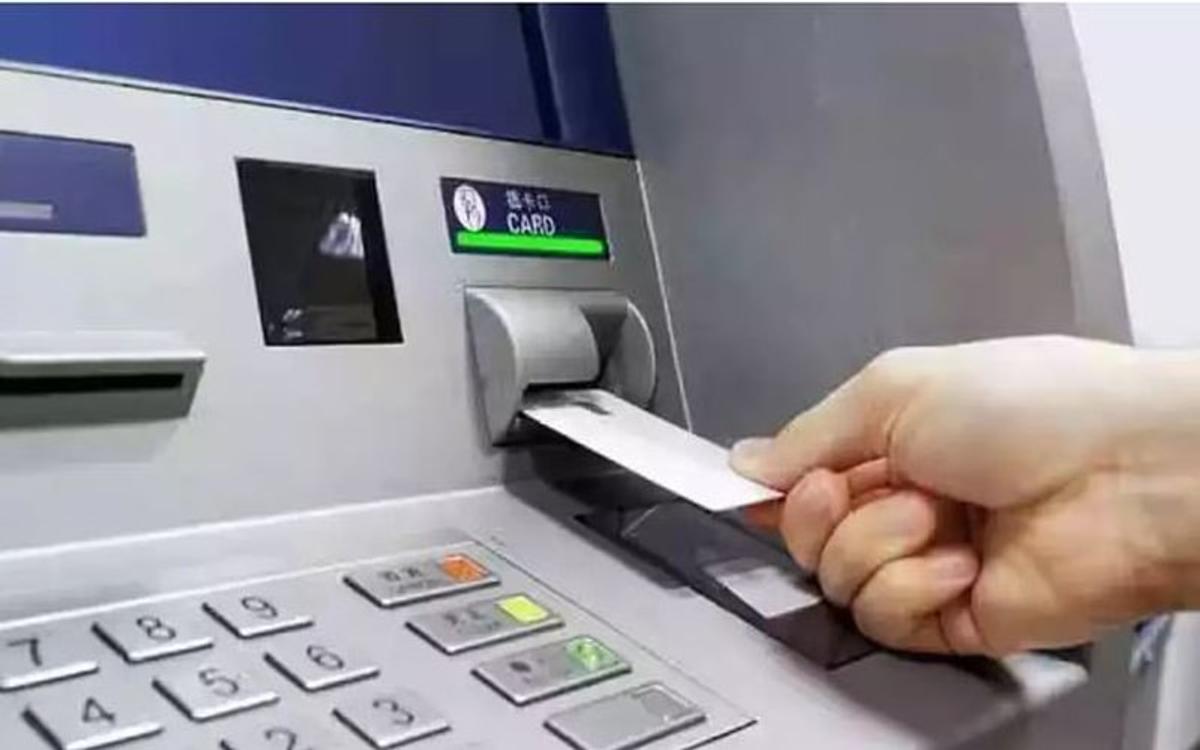 ठगों ने महिला को मीठी-मीठी बातों में फंसाया, ATM से निकाले हजारों
