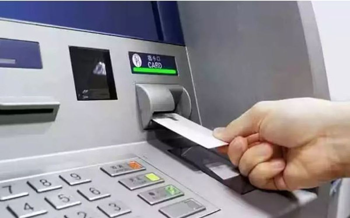 ठगों ने महिला को मीठी-मीठी बातों में फंसाया, ATM से निकाले हजारों