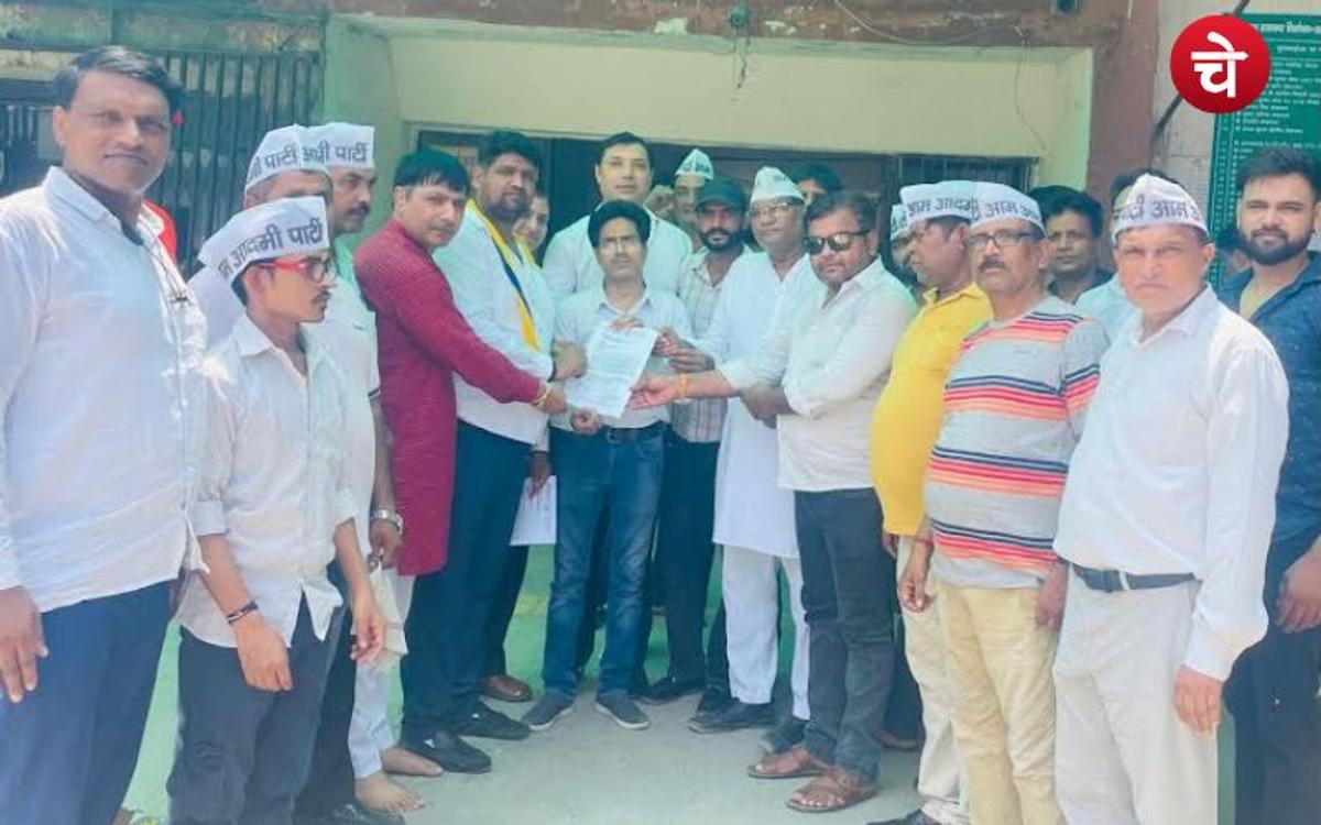 नोएडा में केजरीवाल पर उत्पीड़न के विरोध में आप कार्यकर्ताओं का प्रदर्शन