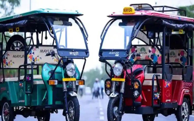 शातिर चोरों ने ई-रिक्शे से उड़ा ली बैटरी