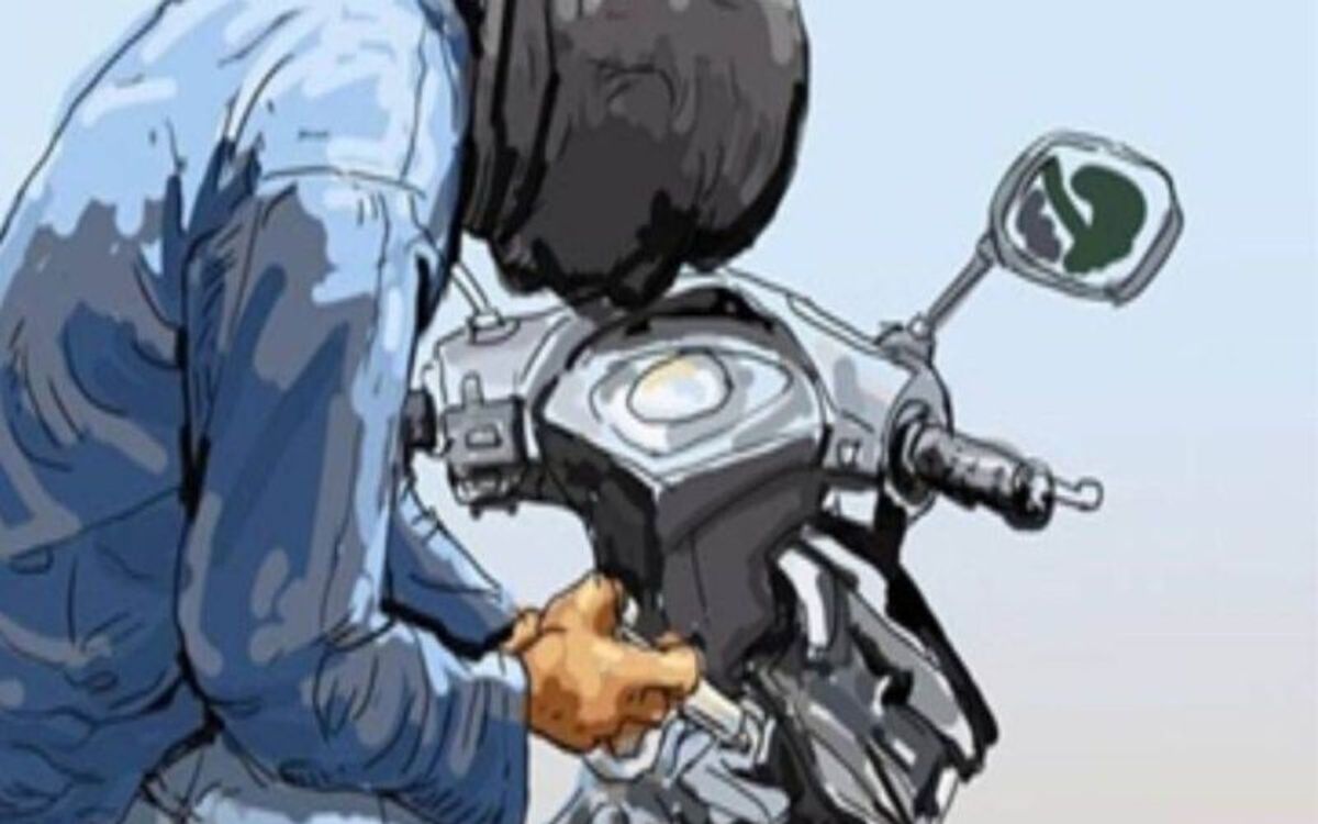 नोएडा में पुलिस को देख बाइक को मार रहे थे धक्का, निकले चोर