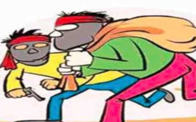 नोएडा में शातिर चोरों की भीड़ ने कर दी धुनाई, दबे पांव भाग रहे थे चोर