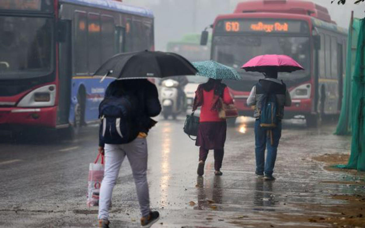दिल्ली में मौसम हुआ मेहरबान, हुई झमाझम बारिश