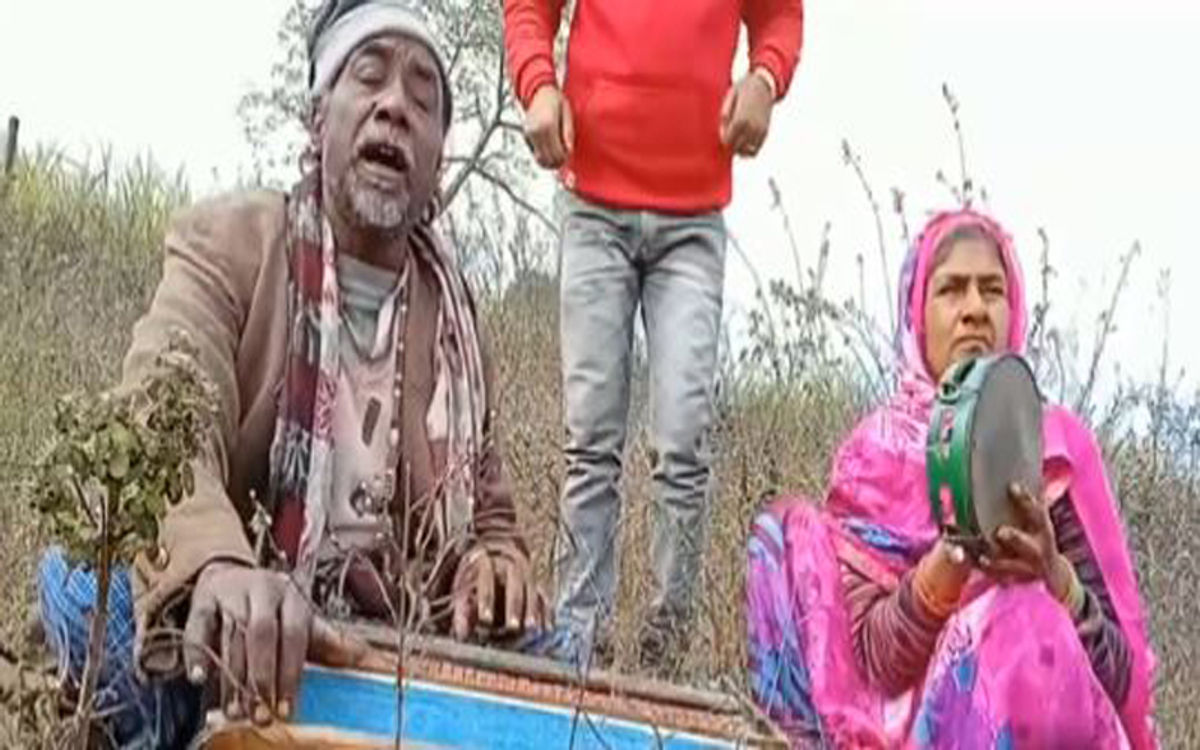 बुजुर्ग जोड़े ने छेड़े ऐसे सुर, लोग टैलेंट की कर रहे तारीफ