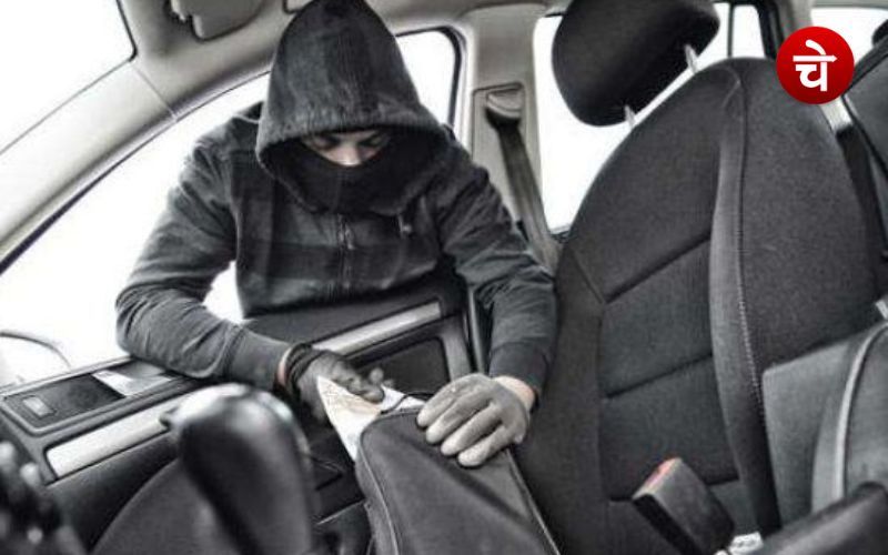 नोएडा में कार का शीशा तोड़कर चोरों ने साफ किया जरूरी सामान