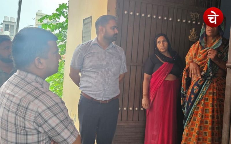 हाथरस भगदड़ में दादरी के मृतक श्रद्धालु के परिजनों से मिले डीएम, दी सांत्वना