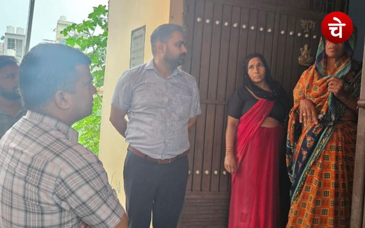 हाथरस भगदड़ में दादरी के मृतक श्रद्धालु के परिजनों से मिले डीएम, दी सांत्वना