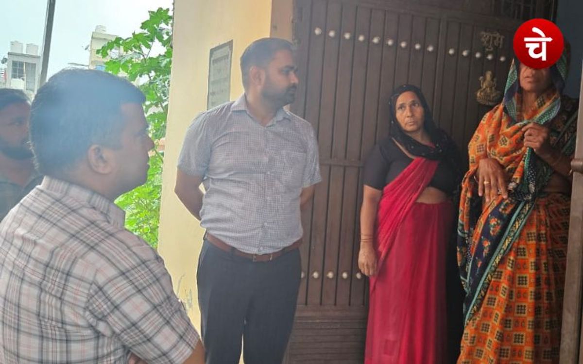 हाथरस भगदड़ में दादरी के मृतक श्रद्धालु के परिजनों से मिले डीएम, दी सांत्वना