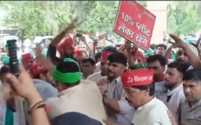 कलेक्ट्रेट परिसर में घुसे नोएडा के किसान, उग्र प्रदर्शन के बाद धरने पर बैठे