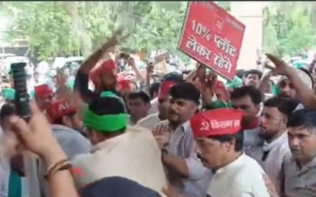 कलेक्ट्रेट परिसर में घुसे नोएडा के किसान, उग्र प्रदर्शन के बाद धरने पर बैठे