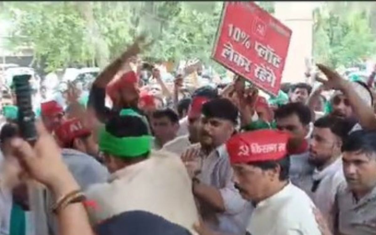 कलेक्ट्रेट परिसर में घुसे नोएडा के किसान, उग्र प्रदर्शन के बाद धरने पर बैठे