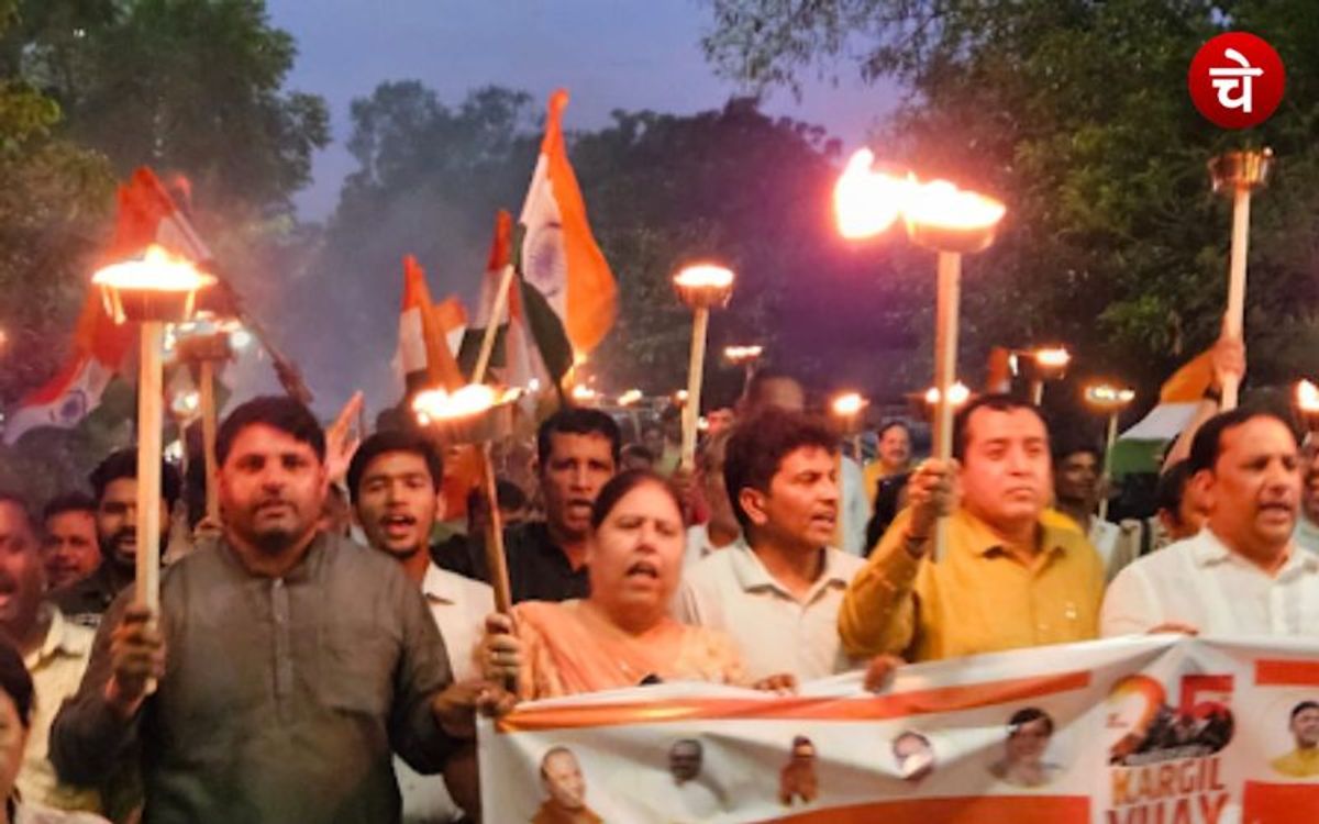 नोएडा में कारगिल विजय दिवस पर भाजपाइयों ने निकाला मशाल जुलूस