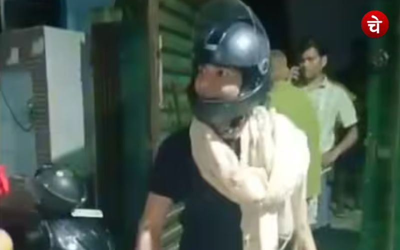 लखनऊ महिला सिपाही की दबंगई, पड़ोसी को चप्पल से पीटा