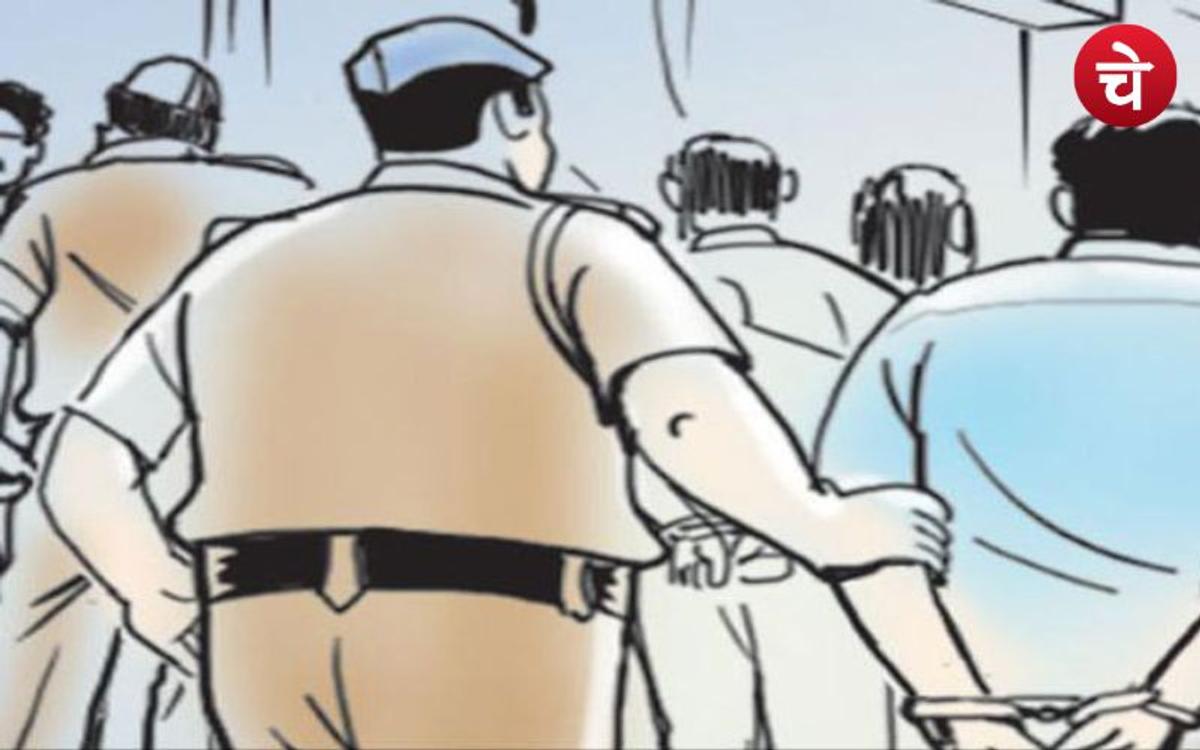 नोएडा पुलिस ने चार बदमाशों को किया गिरफ्तार, अवैध हथियार बरामद