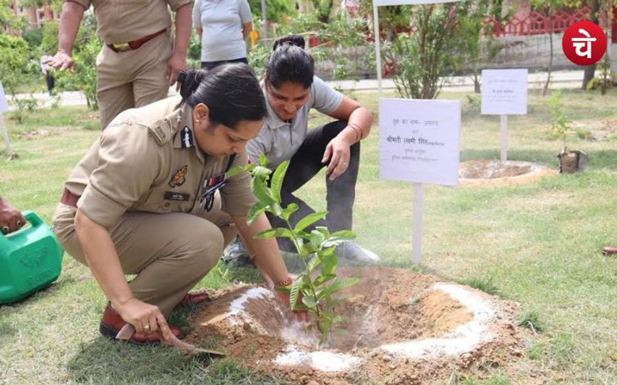 नोएडा की पुलिस कमिश्नर की बड़ी पहल, ‘एक पेड़ माँ के नाम’
