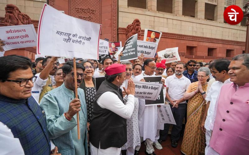 मोदी सरकार के बजट पर संसद में हंगामा, विपक्ष का सदन के बाहर प्रदर्शन