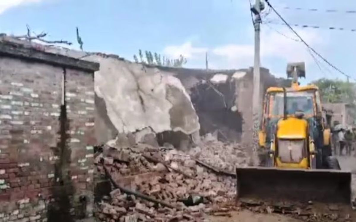 मोहर्रम में बवाल करने वालों पर सख्त एक्शन, घरों पर चला बाबा का बुलडोजर