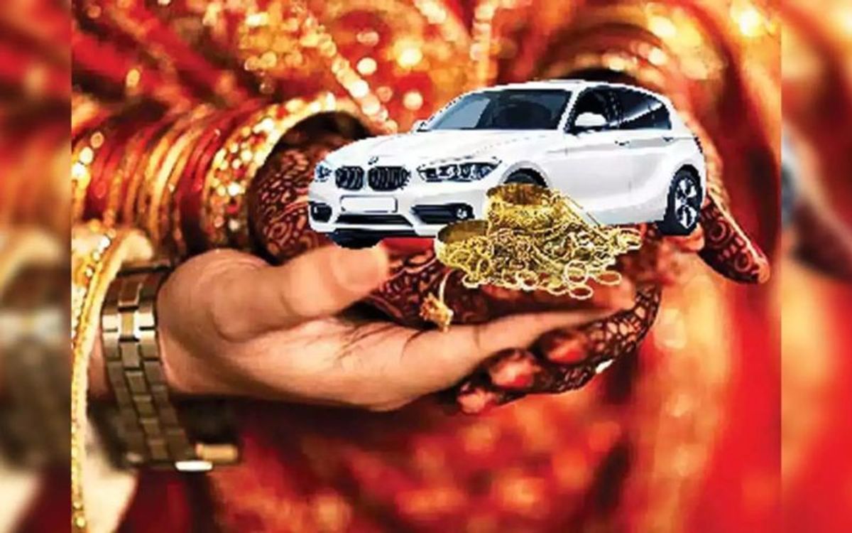 ग्रेटर नोएडा में दहेज में महंगी गाड़ी न मिलने पर बहु का किया ये हाल