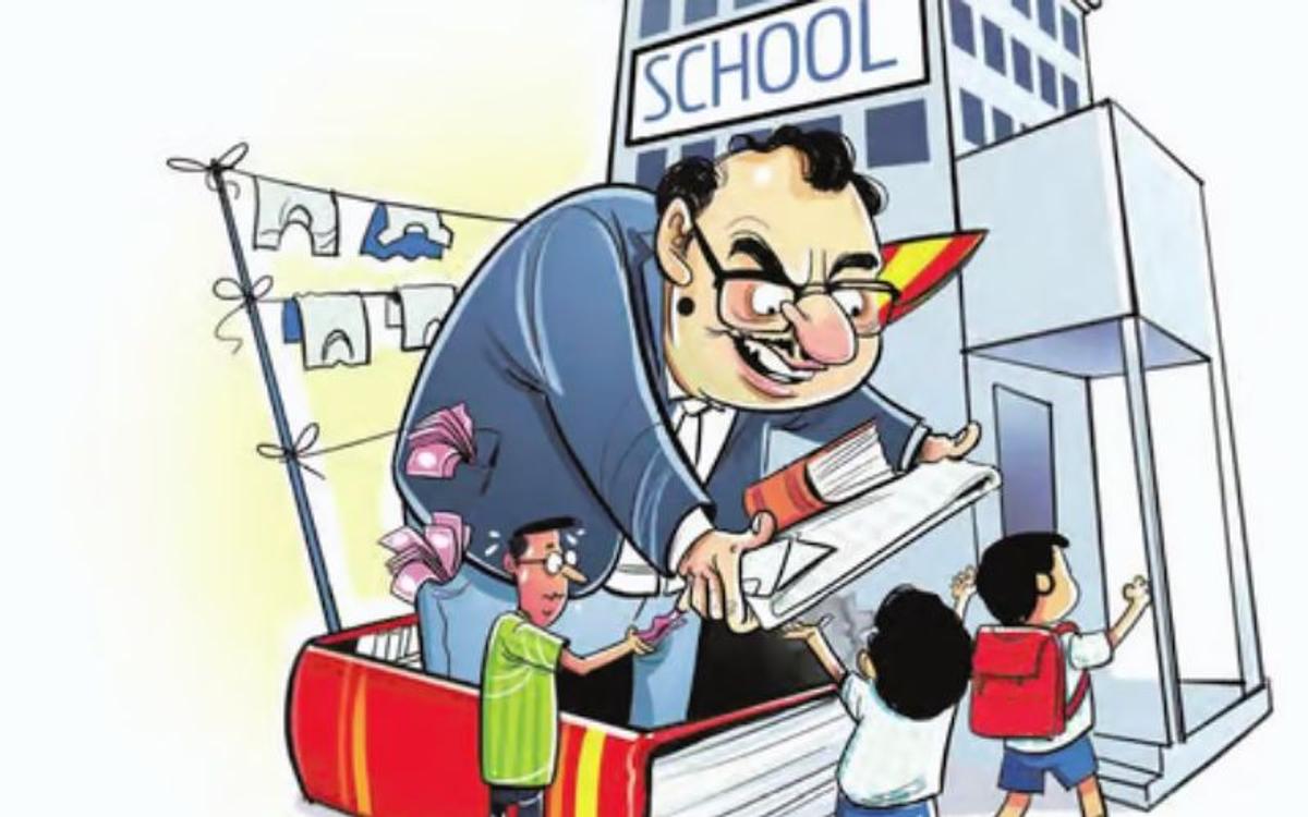 नोएडा में एक स्कूल के कैशियर का बड़ा खेल, फीस के लाखो रूपये हड़पे
