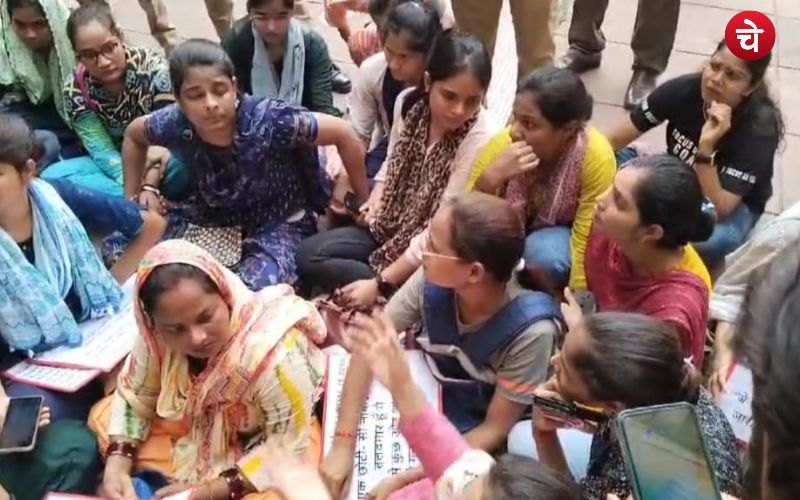 लखनऊ में जेई अभ्यर्थियों का पिकप भवन पर प्रदर्शन, पुलिस ने बस में बैठाकर भेजा ईको गार्डन