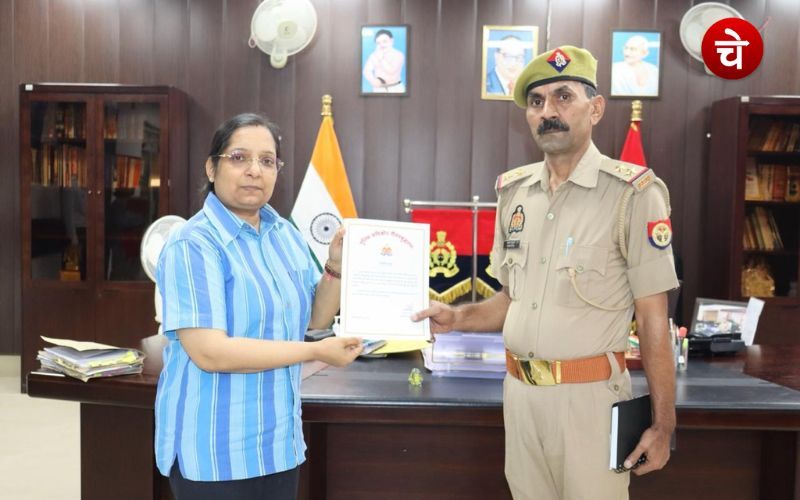 गंदे नाले में गिरे युवक की बचाई थी जान, नोएडा की पुलिस कमिश्नर ने किया सम्मान