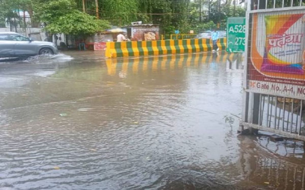 थोड़ी सी बारिश से लबालब हुई नोएडा की सड़कें, जलजमाव से आवाजाही में परेशानी