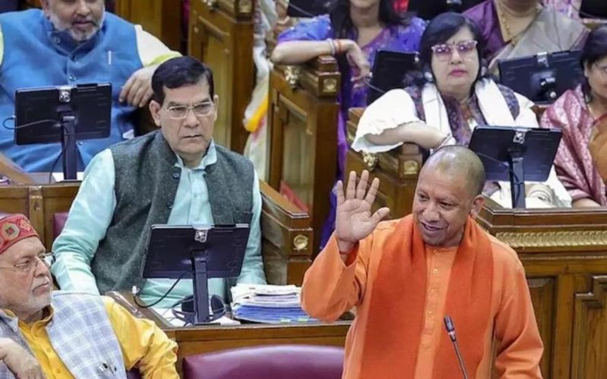 उत्तर प्रदेश विधानसभा में विपक्ष का हंगामा, वेल में उतरकर लहराए पोस्टर