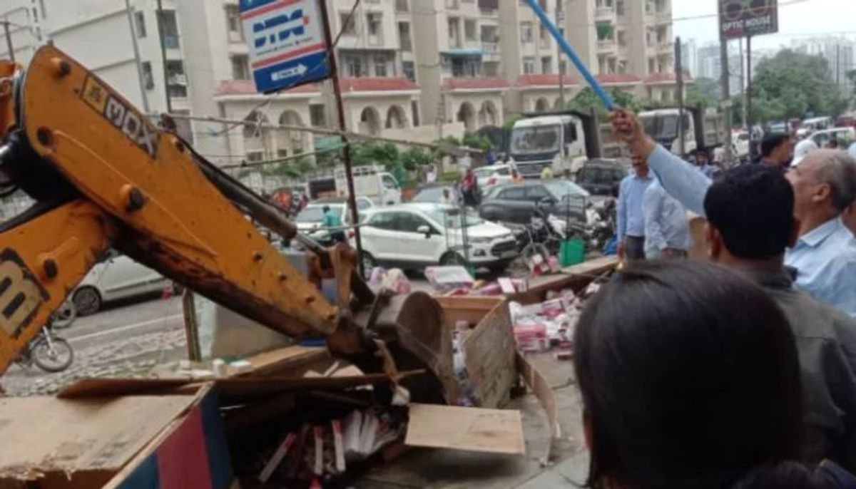 नोएडा में फिर गरजा प्राधिकरण का बुलडोजर, 50 से ज्यादा दुकानों को किया ध्वस्त