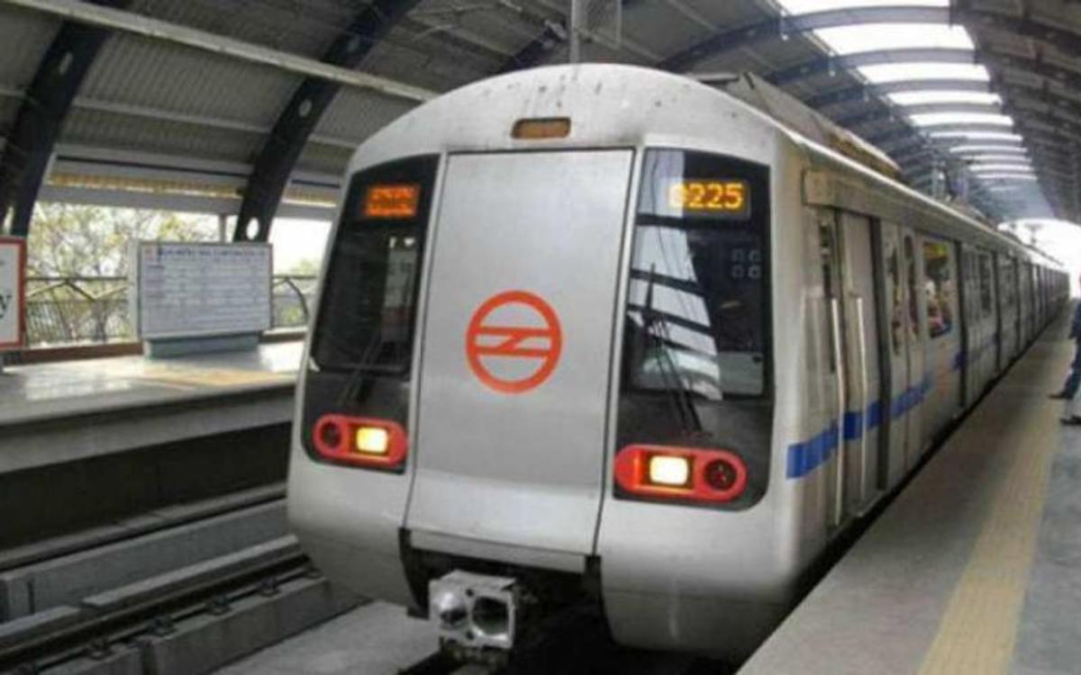 मेट्रो की ब्लू लाइन पर आई तकनीकी खराबी, चल रही है देरी से