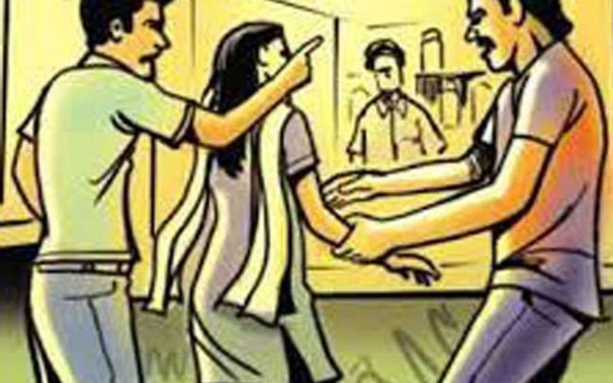 ग्रेटर नोएडा में महिला घर में भी नहीं सुरक्षित, युवकों ने घर में घुसकर की ये हरकत