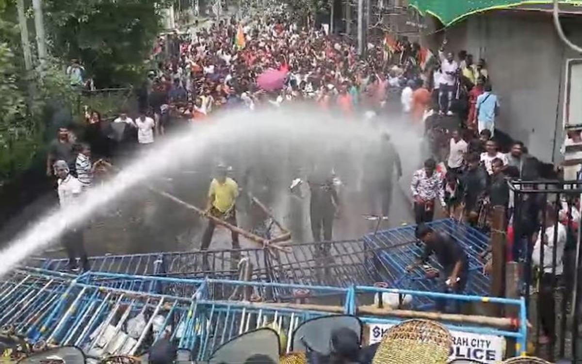 कोलकाता में छात्रों का भारी बवाल, पुलिस का लाठीचार्ज, आंसू गैस के गोले छोड़े