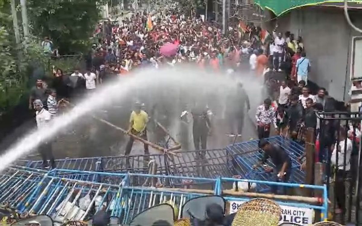 कोलकाता में छात्रों का भारी बवाल, पुलिस का लाठीचार्ज, आंसू गैस के गोले छोड़े