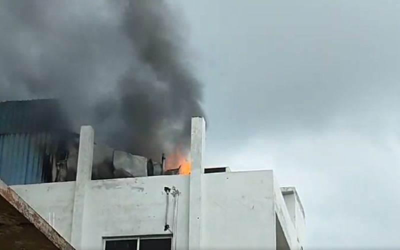 नोएडा में पेंट बनाने वाली कंपनी में लगी आग, मची अफरा-तफरी