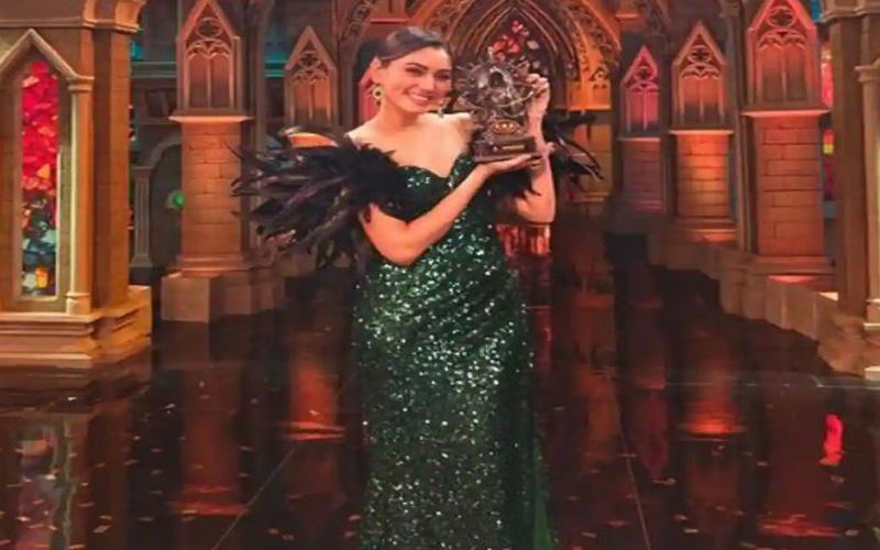 'Bigg Boss OTT 3' की ट्रॉफी जीतते ही सना मकबूल पर हुई पैसों की बारिश