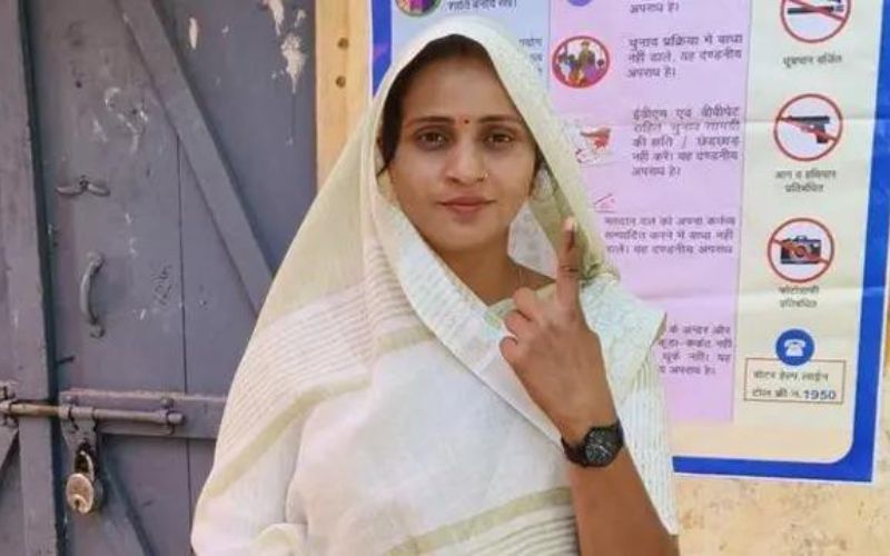 इस सुंदर महिला सांसद का सिपाही पति तैनात है पत्नी की सुरक्षा में