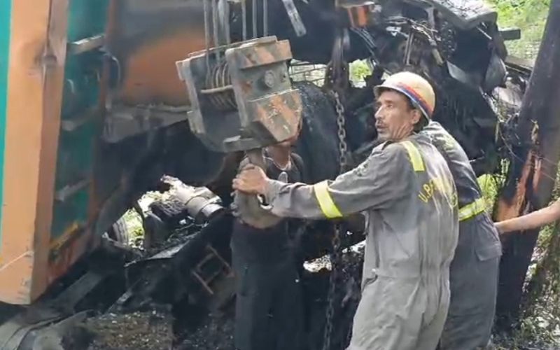 रोड़ी से भरा ट्रक बना सिपाही दंपत्ति का काल, सड़क हादसे में जिंदा जले