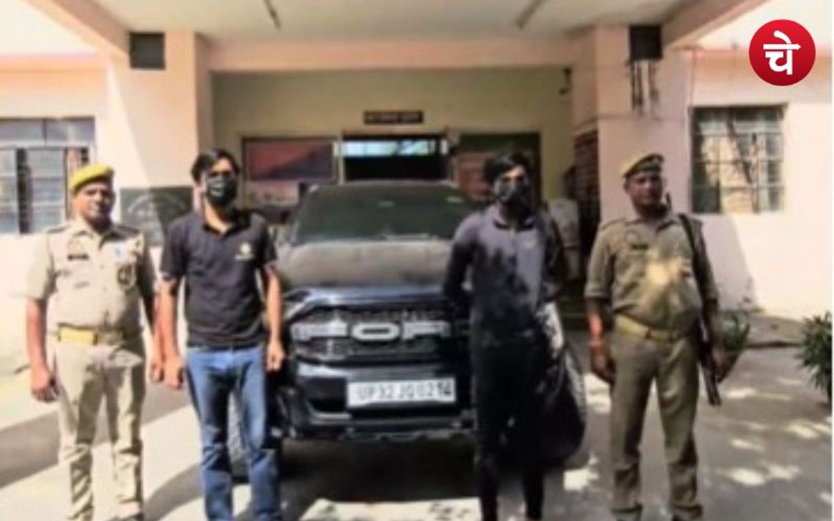 ग्रेटर नोएडा के थाने परिसर में युवकों ने बनाई रील, चढ़े पुलिस के हत्थे