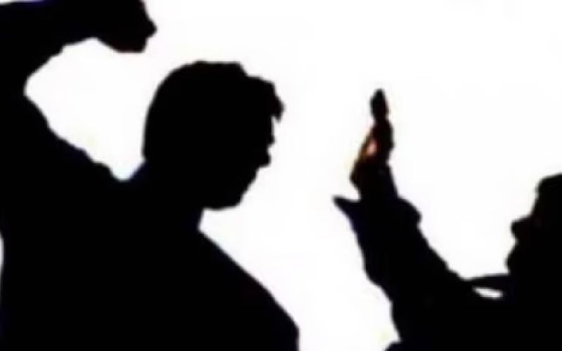 यूपी में सिरफिरे आशिक ने प्रेमिका पर किया ब्लेड से हमला, कहा-नहीं मानी तो उठा ले जाऊंगा