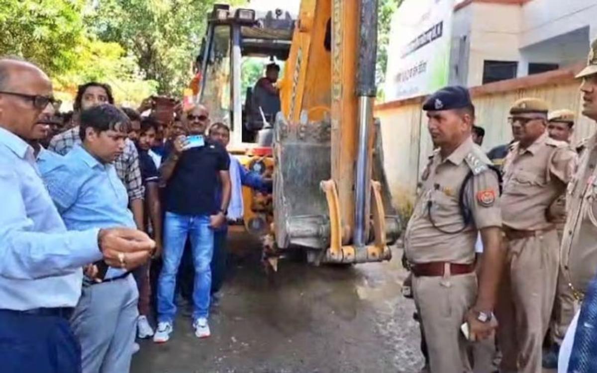 यूपी की एक कोतवाली पर चला बुलडोजर, SDM और CO के बीच हो गई बहस